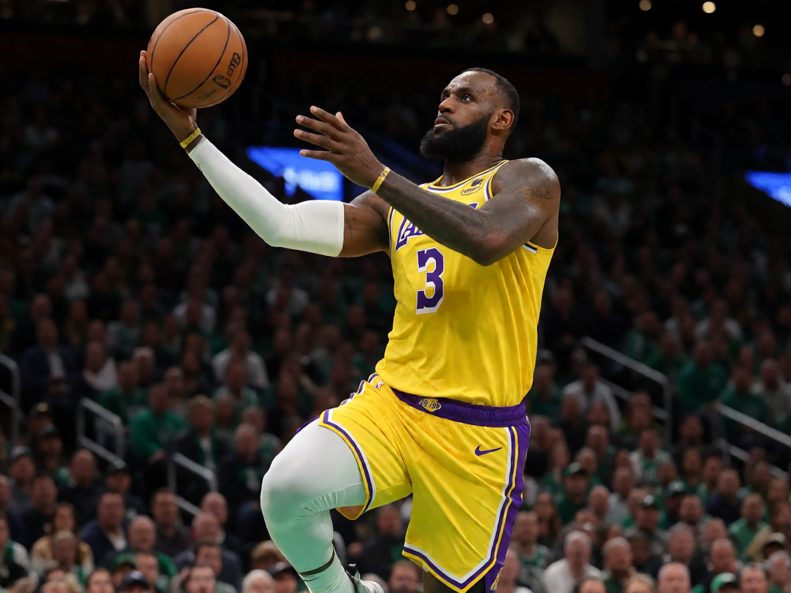 NBA湖人队与凯尔特人队比赛现场，詹姆斯突破上篮